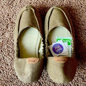 Sanuk Elle V. Eight shoes